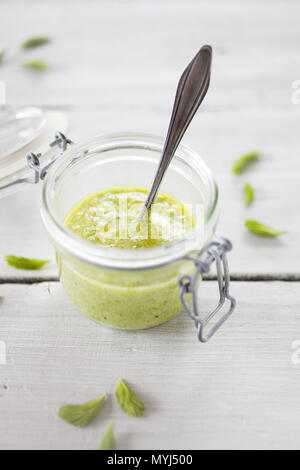 Pesto fait maison avec des pousses d'épinette, parmesan, pignons et citron Banque D'Images