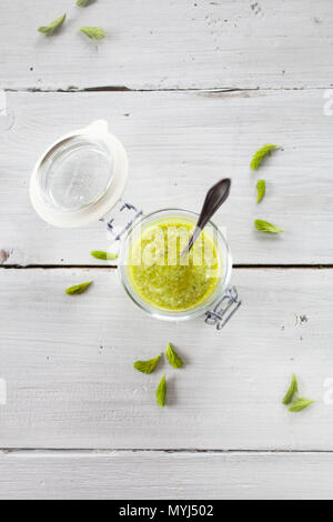 Pesto fait maison avec des pousses d'épinette, parmesan, pignons et citron Banque D'Images