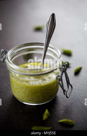 Pesto fait maison avec des pousses d'épinette, parmesan, pignons et citron Banque D'Images