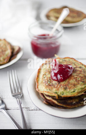 Des épinards crêpes avec confiture d'airelles Banque D'Images