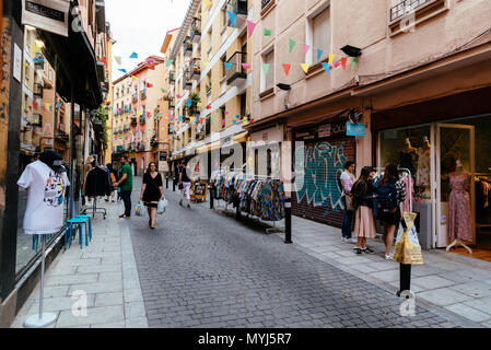 Madrid, Espagne - juin 2, 2018 : avis de marché aux puces de Lavapiés à Madrid. Il a été longtemps considéré comme le quartier le plus typique de Madrid Banque D'Images