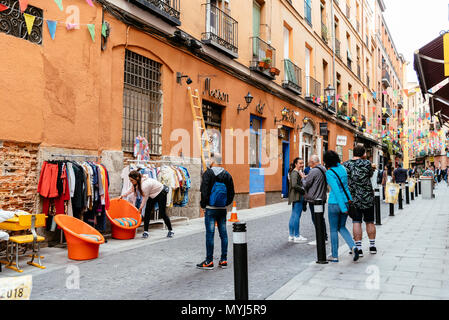 Madrid, Espagne - juin 2, 2018 : avis de marché aux puces de Lavapiés à Madrid. Il a été longtemps considéré comme le quartier le plus typique de Madrid Banque D'Images