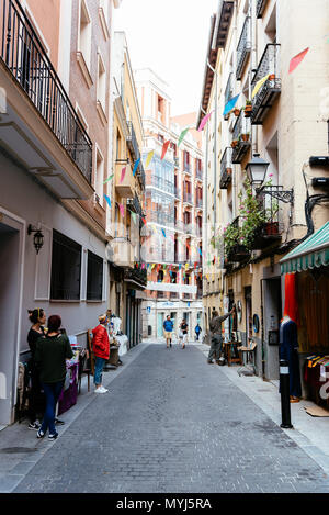 Madrid, Espagne - juin 2, 2018 : avis de marché aux puces de Lavapiés à Madrid. Il a été longtemps considéré comme le quartier le plus typique de Madrid Banque D'Images