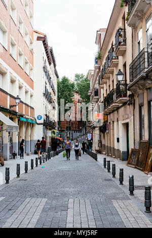 Madrid, Espagne - juin 2, 2018 : avis de marché aux puces de Lavapiés à Madrid. Il a été longtemps considéré comme le quartier le plus typique de Madrid Banque D'Images