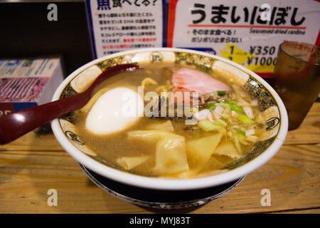 Tokyo, Japon - 21 juillet 2017 : dans le célèbre restaurant de Ramen Ramen Nagi dans Golden Gai, Shinjuku. Banque D'Images
