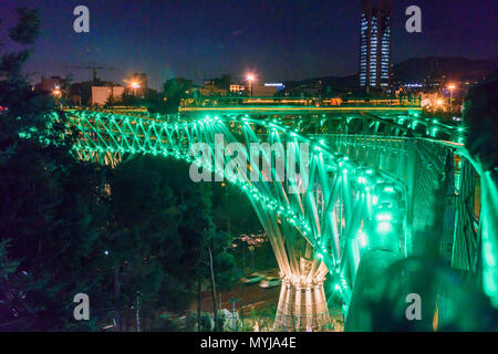 Téhéran, Iran - Mars 18, 2018 : Avis de Tabiat Bridge at night Banque D'Images