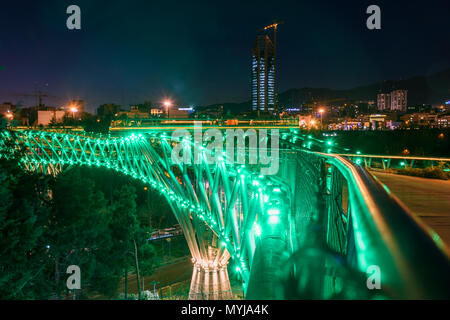 Téhéran, Iran - Mars 18, 2018 : Avis de Tabiat Bridge at night Banque D'Images