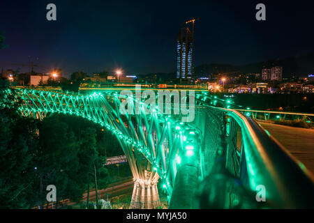 Téhéran, Iran - Mars 18, 2018 : Avis de Tabiat Bridge at night Banque D'Images