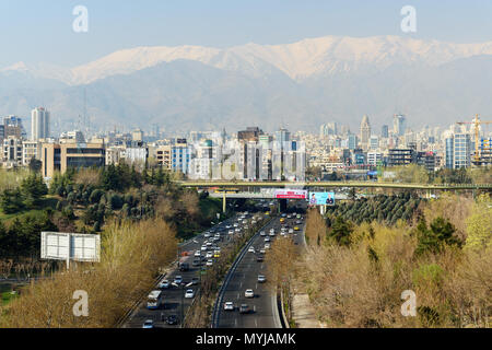 Téhéran, Iran - Mars 19, 2018 : Avis de la ville de Téhéran et de montagnes Alborz, Modares highway et Abo Atash de pont pont Tabiat Banque D'Images