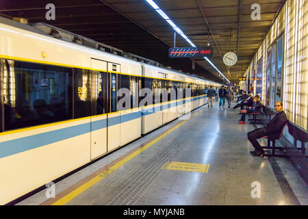 Téhéran, Iran - Mars 19, 2018 : Avis de la station de métro de la ligne 1 du métro de Téhéran, de couleur rouge sur les cartes du système Banque D'Images