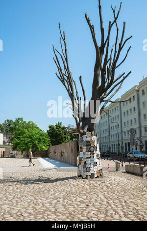 Le Musée de la prison Pawiak de Varsovie, vue de l'arbre commémoratif couverts de médaillons portant les noms des victimes polonaises de l'emprisonnement et la torture. Banque D'Images