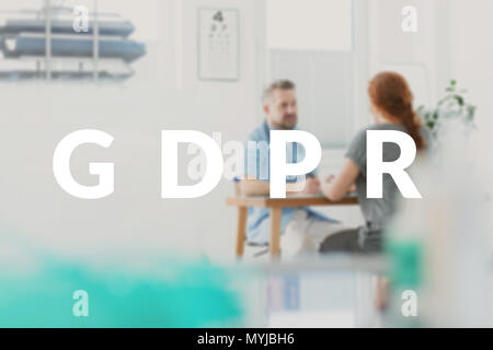 Dans le bureau du médecin PIBR concept. Chirurgien parle à son patient à propos de la politique de protection des données personnelles dans l'hôpital. Photo floue Banque D'Images