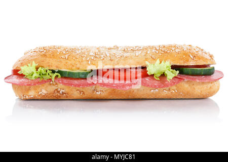 Sandwich au salami sous céréales de grains entiers latérale baguette isolé sur fond blanc Banque D'Images