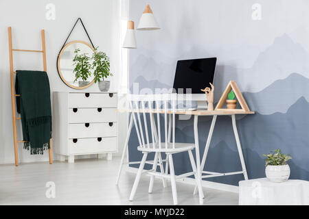 Chaise blanche au bureau avec le moniteur de l'ordinateur et au triangle, en home office avec intérieur peint la montagne Banque D'Images