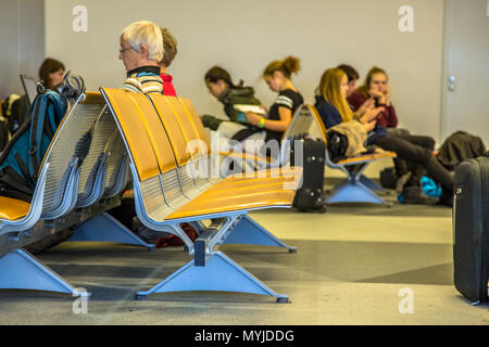 Athènes, Grèce - 23 octobre 2016 : Les passagers qui attendent sur l'aéroport international d'Athènes Banque D'Images