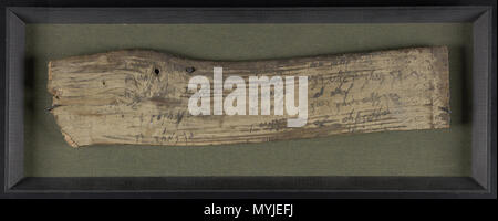 . Anglais : Mathematical Tables. [Fayyūm ?, l'Égypte, entre 500 et 699]. Fragment de bord recouvert de gesso, avec une paire de trous le long du côté long pour des liens avec d'autres conseils scolaires dans une simple commission du codex. 5 colonnes de chiffres grecs démontrant la division par 8 au recto, verso coloré brun foncé. Origine : Probablement écrit dans une communauté chrétienne de Fayyūm, Egypte, au 6e ou 7e siècle. 31 octobre 2014, 12:37:21. Les bibliothèques de l'Université de Pennsylvanie 326 LJS228-1 Banque D'Images