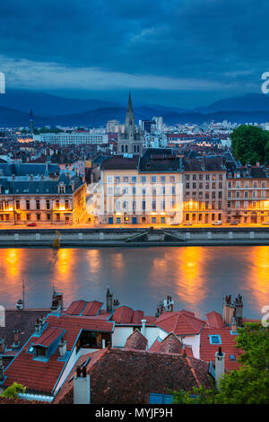 Grenoble. Paysage urbain de l'antenne de droit de Grenoble, France Bleu crépuscule pendant l'heure. Banque D'Images