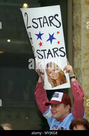 Mary-Kate et Ashley Olsen a reçu le 2253th étoile sur le Hollywood Walk of Fame à Los Angeles. Le 29 avril 2004. - OlsenMaryKate  fan Ashley077.jpgOlsenMaryKate  fan Ashley077 événement dans la vie d'Hollywood, Californie - Red Carpet Event, USA, Cinéma, Célébrités, photographie, Bestof, Arts, Culture et divertissement, Célébrités, Mode Topix Meilleur de Hollywood, la vie, événement dans la vie d'Hollywood, Californie - cinéma, télévision, célébrités, célébrités de la musique, Topix Bestof, Arts, Culture et loisirs, photographie, tsuni@Gamma-USA.com , Tsuni enquête de crédit / USA, honneur Banque D'Images