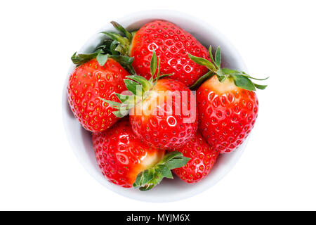 Au-dessus de petits fruits fraises bol isolé sur fond blanc Banque D'Images
