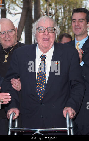 Ray Bradbury a reçu une étoile sur le Hollywood Walk of Fame à Los Angeles. Le 1er avril 2002. - RayBradbury starHollBlvd  starHollBlvd jpgRayBradbury06.06 Event à Hollywood, Californie - La vie de l'événement Tapis Rouge, USA, Cinéma, Célébrités, photographie, Bestof, Arts, Culture et divertissement, Célébrités, Mode Topix Meilleur de Hollywood, la vie, événement dans la vie d'Hollywood, Californie - cinéma, télévision, célébrités, célébrités de la musique, Topix Bestof, Arts, Culture et loisirs, photographie, tsuni@Gamma-USA.com , Tsuni enquête de crédit / USA, honoré par une étoile sur le Hol Banque D'Images