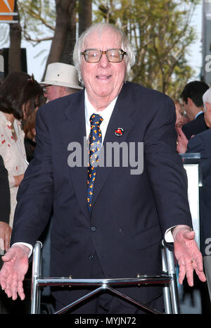 Ray Bradbury a reçu une étoile sur le Hollywood Walk of Fame à Los Angeles. Le 1er avril 2002. - RayBradbury starHollBlvd  starHollBlvd jpgRayBradbury11.11 Événement dans la vie d'Hollywood, Californie - Red Carpet Event, USA, Cinéma, Célébrités, photographie, Bestof, Arts, Culture et divertissement, Célébrités, Mode Topix Meilleur de Hollywood, la vie, événement dans la vie d'Hollywood, Californie - cinéma, télévision, célébrités, célébrités de la musique, Topix Bestof, Arts, Culture et loisirs, photographie, tsuni@Gamma-USA.com , Tsuni enquête de crédit / USA, honoré par une étoile sur le Hol Banque D'Images