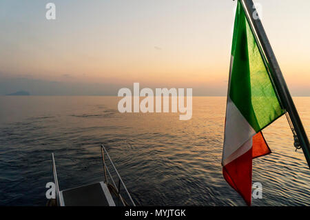 Drapeau Italien sur un bateau au coucher du soleil Banque D'Images