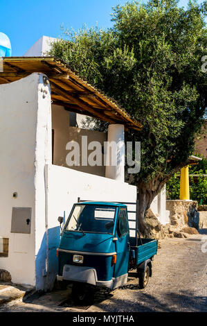 Petite voiture en Italie / camion garé sur le bord de la route. Vue frontale Banque D'Images