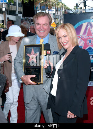 Robert Wagner a reçu un baiser de sa fille Katie et une étoile sur le Walk of Fame à Los Angeles. Le 16 juillet 2002. - WagnerRobert  jpgWagnerRobert02.Katie Katie02 Événement dans la vie d'Hollywood, Californie - Red Carpet Event, USA, Cinéma, Célébrités, photographie, Bestof, Arts, Culture et divertissement, Célébrités, Mode Topix Meilleur de Hollywood, la vie, événement dans la vie d'Hollywood, Californie - cinéma, télévision, célébrités, célébrités de la musique, Topix Bestof, Arts, Culture et loisirs, photographie, tsuni@Gamma-USA.com , Tsuni enquête de crédit / USA, honoré d'un Banque D'Images