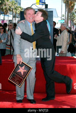 Robert Wagner a reçu un baiser de Mike Meyer et une étoile sur le Walk of Fame à Los Angeles. Le 16 juillet 2002. - WagnerRobert MeyerMike jpgWagnerRobert MeyerMike04.04 Événement dans la vie d'Hollywood, Californie - Red Carpet Event, USA, Cinéma, Célébrités, photographie, Bestof, Arts, Culture et divertissement, Célébrités, Mode Topix Meilleur de Hollywood, la vie, événement dans la vie d'Hollywood, Californie - cinéma, télévision, célébrités, célébrités de la musique, Topix Bestof, Arts, Culture et loisirs, photographie, tsuni@Gamma-USA.com , Tsuni enquête de crédit / USA, honoré d'un Banque D'Images