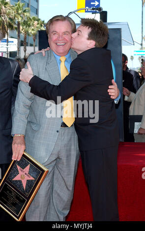 Robert Wagner a reçu un baiser de Mike Meyer et une étoile sur le Walk of Fame à Los Angeles. Le 16 juillet 2002. - WagnerRobert MeyerMike jpgWagnerRobert MeyerMike05.05 Événement dans la vie d'Hollywood, Californie - Red Carpet Event, USA, Cinéma, Célébrités, photographie, Bestof, Arts, Culture et divertissement, Célébrités, Mode Topix Meilleur de Hollywood, la vie, événement dans la vie d'Hollywood, Californie - cinéma, télévision, célébrités, célébrités de la musique, Topix Bestof, Arts, Culture et loisirs, photographie, tsuni@Gamma-USA.com , Tsuni enquête de crédit / USA, honoré d'un Banque D'Images