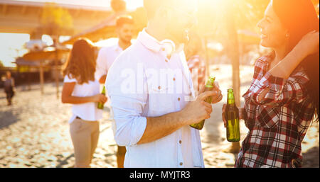 Les amis à faire la fête et s'amuser sur la plage à l'été Banque D'Images