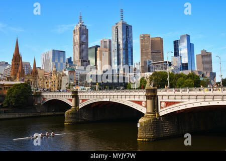 Vue sur les toits de la ville de Southbank Melbourne avec les gens du kayak sur la rivière Yarra Banque D'Images