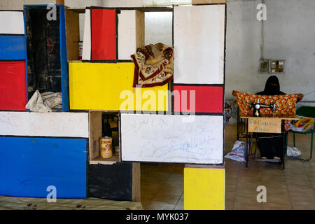 DJIBOUTI , centre pour réfugiés yéménites, les femmes musulmanes voilées en confection classe / DSCHIBUTI, Betreuungszentrum Fluechtlinge Naehkurs jemenitische fuer, Banque D'Images