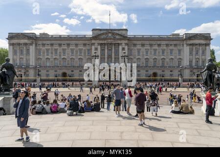 UK : La façade principale du palais de Buckingham à Londres. Photo de 09. Mai 2018. Dans le monde d'utilisation | Banque D'Images