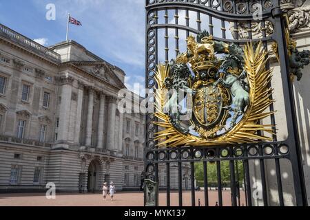 UK : La façade principale du palais de Buckingham avec les armoiries royales de Londres. Photo de 09. Mai 2018. Dans le monde d'utilisation | Banque D'Images