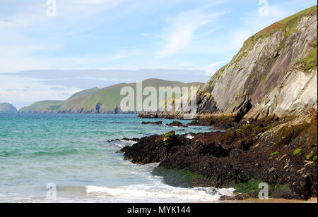 Photographie de paysage de falaises et l'océan à Coumeenoole Beach, comté de Kerry, Irlande Banque D'Images