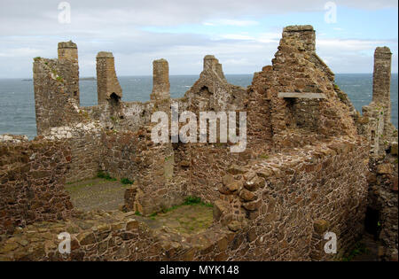 Le Château de Dunluce Castle irlandaise médiévale sur la Côte d'Antrim, en Irlande du Nord Banque D'Images