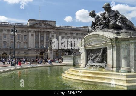 UK : La façade principale du palais de Buckingham avec Mémorial Victoria à Londres. Photo de 09. Mai 2018. Dans le monde d'utilisation | Banque D'Images