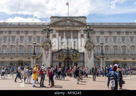 UK : La façade principale du palais de Buckingham à Londres. Photo de 09. Mai 2018. Dans le monde d'utilisation | Banque D'Images