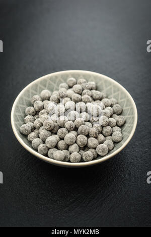 Matières perles de tapioca en plaque sur fond d'ardoise noire. Pour bubble tea concepts. Banque D'Images