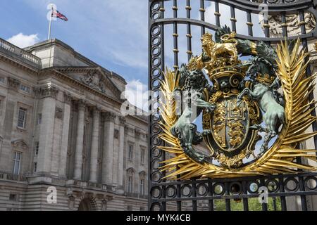 UK : La façade principale du palais de Buckingham avec les armoiries royales de Londres. Photo de 09. Mai 2018. Dans le monde d'utilisation | Banque D'Images