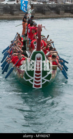 Les Programmes maritimes unique équipe de bateau dragon dos leur bateau en position pendant le 43e Festival Razafindrakoto Naha courses de bateaux-dragons Le 5 mai dans la ville de Naha, Okinawa, Japon. Les marines se sont réunis dans des camps Courtney, Hansen et Marine Corps Air Station de Futenma à construire cette équipe. Les Marines avaient 10 pratiques tout au long de un mois et demi avant la course. Banque D'Images