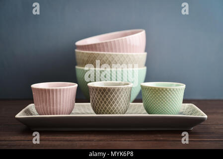 Un ensemble de plats de style japonais : Tasses, bols et Plaque sur fond gris Banque D'Images