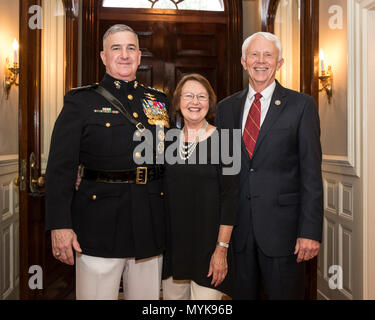 Le général du Corps des Marines américain Glenn M. Walters, gauche, 34e commandant adjoint du Corps des Marines, pose pour une photo avant une soirée défilé avec l'Honorable Jack W. Bergman, droite, représentant des États-Unis, Michigan's 1st Congressional district ; et la soeur de Bergman, Janette Anderson, au domicile de la Commandants, Marine Barracks Washington, Washington, D.C., le 5 mai 2017. Soirée défilés ont lieu comme un moyen d'honorer les hauts fonctionnaires, les éminents citoyens et partisans du Marine Corps. Banque D'Images