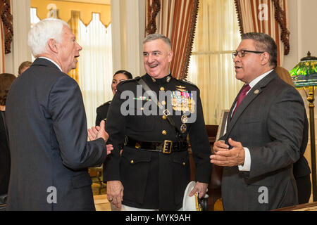 De gauche, l'Honorable Jack W. Bergman, représentant des Etats-Unis, Michigan's 1st Congressional district ; le général du Corps des Marines américain Glenn M. Walters, 34e commandant adjoint de la Marine Corps ; et l'Honorable Salud Carbajal, représentant des Etats-Unis, du 24e District de Californie, le tour de la maison avant de commandants une soirée défilé, Marine Barracks Washington, Washington, D.C., le 5 mai 2017. Soirée défilés ont lieu comme un moyen d'honorer les hauts fonctionnaires, les éminents citoyens et partisans du Marine Corps. Banque D'Images