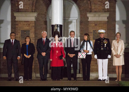 De gauche, l'Honorable Salud Carbajal, représentant des Etats-Unis, du 24e District de Californie, l'Honorable Jack W. Bergman, représentant des Etats-Unis, Michigan's 1st Congressional district ; l'honorable Paul Cook, représentant des États-Unis, le 8e District du Congrès ; et le général du Corps des Marines américain Glenn M. Walters, 34e commandant adjoint de la Marine Corps posent pour une photo avec leurs épouses pendant une soirée chez Marine Barracks parade Washington, Washington, D.C., Mai 05, 2017. Soirée défilés ont lieu comme un moyen d'honorer les hauts fonctionnaires, distingue Banque D'Images