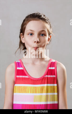 Portrait de petite fille aux poissons drôle d'expression. Banque D'Images