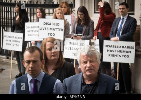 Les Allamby Commissaire en chef de la Commission des droits de l'Irlande du Nord (à droite) s'adresse aux médias à l'extérieur de la Cour suprême à Westminster, où la plus haute cour du Royaume-Uni est de statuer sur l'Irlande du défi de la loi sur l'avortement. Banque D'Images