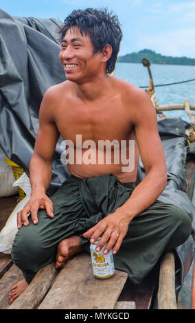 3 mai 2018 - L'archipel de Myeik, Myanmar. Portrait of smiling calmars pêcheur bénéficiant d'une bière. Banque D'Images