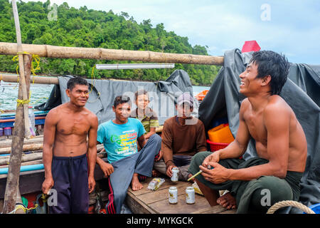 3 mai 2018 - L'archipel de Myeik, Myanmar. Pêcheurs de calamars profitant d'une pause. Banque D'Images